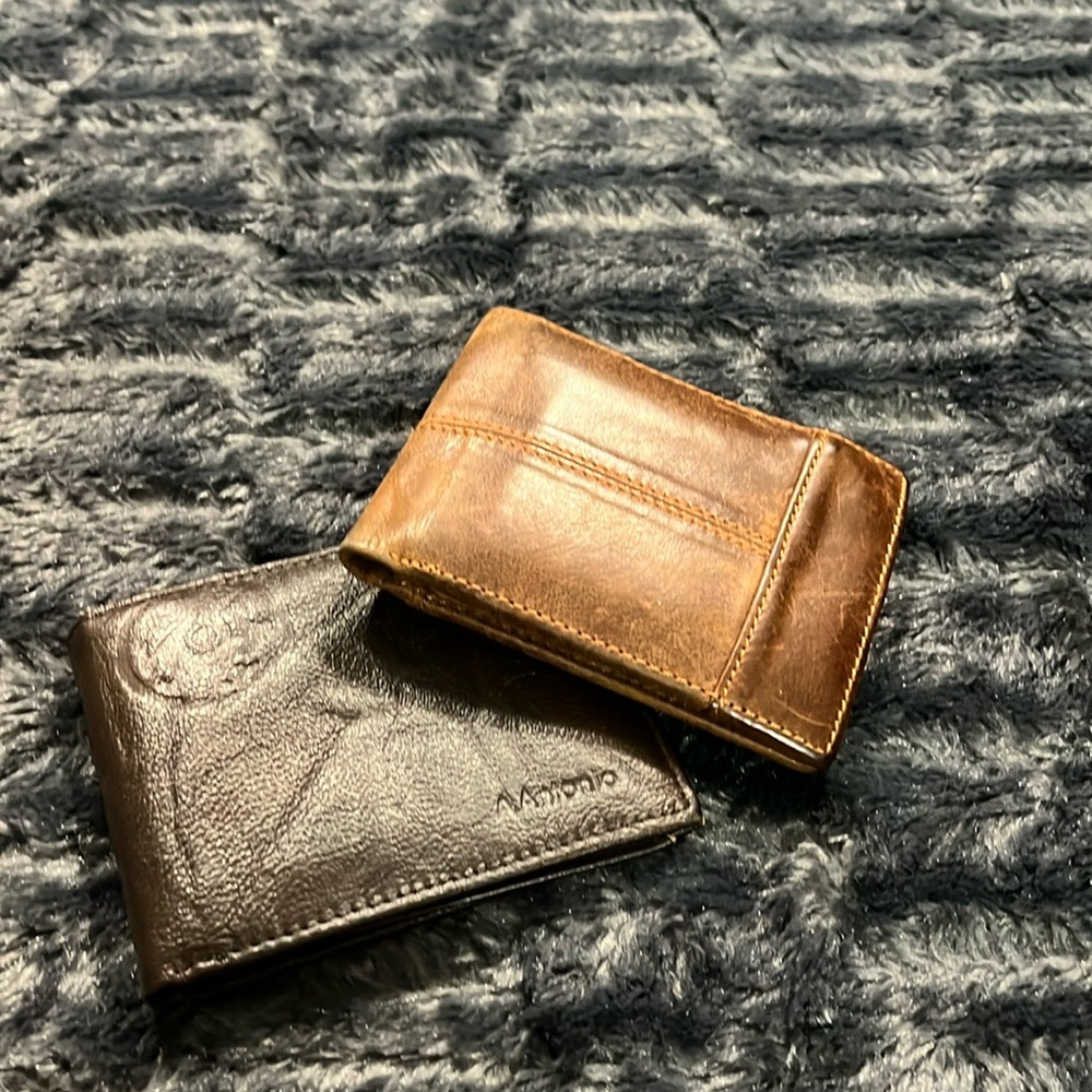 Lot of 2 leather wallets - brown.